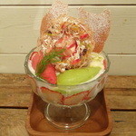 ニコラ - 今月のパフェ(いちごとピスタチオ)