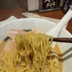 酒肴場 屯 - サッポロラーメンのような黄色い中細ちぢれ麺。コレも三河屋製麺製とのこと