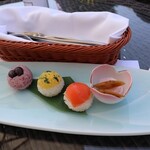 カフェ＆バー タワービューテラス - 手まり寿司。お赤飯も長芋も桜色