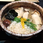 Soba Yasutake - 牡蠣そば　1980円（税別）　大ぶりな牡蠣が３切れもドンドンとばかりに乗ってます　手前の白いぶつぶつは蕪　とても不思議な食感でなんとも美味しい　汁まで美味しかった