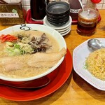 麺屋 八感 - 料理写真:八感ラーメン麺大盛　半チャーハンセット