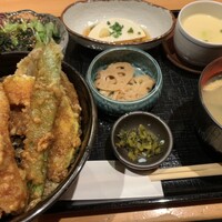 くずし割烹 天ぷら竹の庵 東銀座店 - サラダ・ゆばどうふ・レンコン煮浸し・茶碗蒸し・香の物・きの子汁