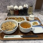 リンガーハット - ぎょうざ7個定食(半チャーハン)