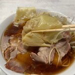 MS. CASABLANCA - ■冬の麺　熟成広東チャーシューワンタン麺・点心セット￥2,475（税込）…メニューに記載の通り、鶏ガラ醤油味のスープに細ストレート麺。味のしみ込んだ叉焼と肉感のあるワンタンは、味わい深い。