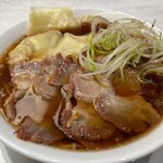 ミズ カサブランカ  - ■冬の麺　熟成広東チャーシューワンタン麺・点心セット￥2,475（税込）…メニューに記載の通り、鶏ガラ醤油味のスープに細ストレート麺。味のしみ込んだ叉焼と肉感のあるワンタンは、味わい深い。