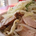 ラーメン二郎 - 豚の厚み