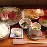 魚庵 いっこん - お造り定食  1260円
            ・ヨコワ
            ・サーモン
            ・カンパチ
            ・太刀魚
            ・鯛