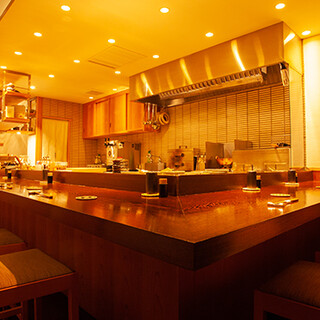 The comfortable Japanese space with the warmth of wood welcomes casual drinks and reserved parties.