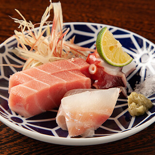 Enjoy creative Japanese-style meal that changes daily, made with seasonal ingredients and craftsmanship.