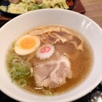 Gono Zen - 醤油ラーメン　８００円
                        薄口醤油を使用しているらしく、スープの色味が薄いけど、味は、しっかり醤油の深い味わい。