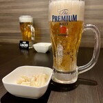 肉料理と東北のうまいもん 個室居酒屋 東北ノ蔵響 - お通しのマカロニサラダ440円＋税とプレモル550円＋税