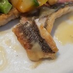 キッチン ブルー グローブ - タカサゴをカット