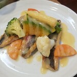 キッチン ブルー グローブ - タカサゴムニエルと蒸し野菜のアップ