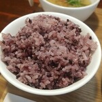 キッチン ブルー グローブ - 黒米大盛りのアップ