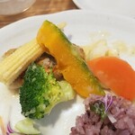 キッチン ブルー グローブ - ヤングコーン、南瓜、ブロッコリー、人参、下には最後のタカサゴのハーフ！