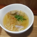 キッチン ブルー グローブ - 白菜と茸スープのアップ