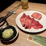 焼肉ホルモン 稲田 - 薄切りタン&厚切りタン