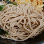 食堂 けやき - 温かいメニューでも風味とコシを感じる蕎麦。