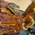 うなぎ 和友 - 折り畳まれた鰻を伸ばす