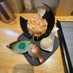 入鹿TOKYO - 次に「海老のかき揚げ」だ‼️
                                「海老」は静岡県駿河湾産、由比桜海老のかき揚げらしい。小ぶりの海老を味が濃い衣で整えて揚げています。
                                さて、コレはどのようにして食べたら良いか後で考えながら食べよう。