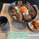 炭火焼ハラミ丼 ごせき - ◎ ハラミ丼【大】 ハラミ肉160g, ご飯250g, キムチ, 牛すじスープ