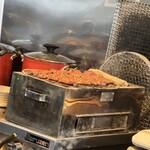 炭火焼ハラミ丼 ごせき - 注文してから肉を切って、炭火で調理