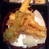 逸品料理屋 流石 - 天麩羅は、目の前で揚げたてですよ。さくっさく。