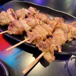 Sumiyaki Yakiton Sakaba Tonton - 「ねぎま」「鶏皮」(各1本110円、注文は2本から)