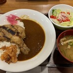 Sukiya - 炭火焼きチキンカレー・シーザーサラダ・味噌汁セット