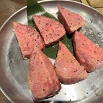 ホルモン焼肉　にくまる - 厚切り牛タン塩　1,950円