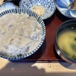 和ごはん とろろ屋 - お代わり大盛麦飯にとろろをオン