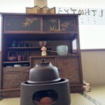 翠明庵  - 茶釜あるということはお茶をたてるのかな？中央の緋色が走る萩焼きでいただいたら美味しいだらうな。