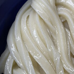 日の出製麺所 - 綺麗な麺です。ほどよいコシと表面が潤いがあり喉越しが良いです。
