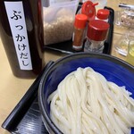 日の出製麺所 - 私は、ぶっかけだしと薬味を入れて頂きました。