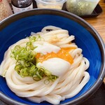 日の出製麺所 - 冷たい(中)に温玉とねぎをのせ、ぶっかけうどん出汁をかけて頂きました