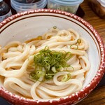 日の出製麺所 - 釜玉(中)にねぎをのせ、だし醤油をかけて頂きました