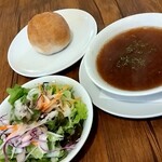 Tartaruga - サラダ、オニオンスープ、自家製パン(*^^*)