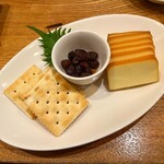 里芋 - 自家製スモークチーズ 580円