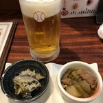 Umemon yakyuu - ビール、小皿二つ