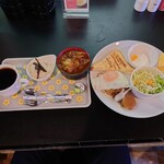 ジュララ - 料理写真:●ホットコーヒー（モーニングサービス付き）480円
なんだか凄い量、出てきちゃったぞっ❕
これは朝食のレベルを超えている❔(笑)

日替わりでいろいろと内容が変わるらしい❔