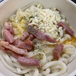 愉楽家 - 釜玉チーズベーコン（中1.5玉）620円。変化球だけど、美味しい一杯でした。