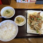 龍海閣 - 優しいスープと優しいザーサイ。ごはんも美味しかった。モヤレバ、モヤシシャキシャキ！