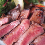 なかなか家 - 厚切りされた牛タンステーキ