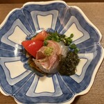 食堂 こより - さっぱりお刺身。フルーツトマト完熟で幸せ〜