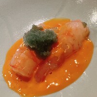 佐野鮨 - 増毛のボタン海老。玉子も新鮮なのでトッピング。卵黄ウニソースでいただきます