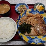 みどり食堂 - 鯛のあら煮定食(ご飯・みそ汁・小鉢・漬物)