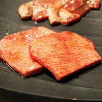 焼肉とみ 横浜関内店 - 厳選・タン2種盛り　タン元使用