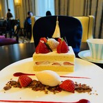 東京ステーションホテル ロビーラウンジ - いちごのショートケーキ　ヴァニラアイスクリーム添え 紅茶付き