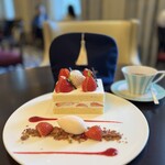 東京ステーションホテル ロビーラウンジ - いちごのショートケーキ　ヴァニラアイスクリーム添え 紅茶付き