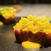 ad hoc  - ⑥福島牛イチボ&新キャベツのミルフィーユ、発酵キャベツベースト敷き、グッピーの花と山葵葉載せ
                    アミューズなのでイチボの脂や旨みを目立たせず発酵キャベツの酸味と合わせ食べ易く可愛らしい仕上がりに